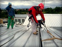 Montáž panelovej strechy s použitím kolektívneho zabezpečenia