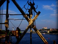prace vo vyskach - viazanie standovacich isteni pod stropom